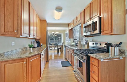 Libertyville House | DT Libertyville home w/2 Fireplaces by Navy Base!