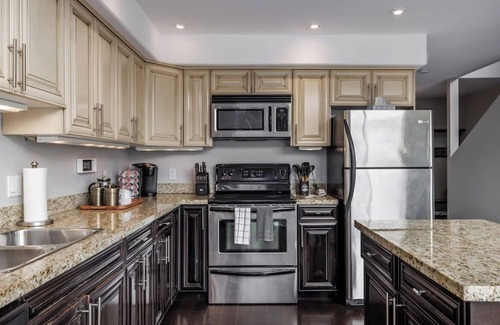 Okanagan-Similkameen Condo | DT modern loft on Front St-soaring windows and views-1 block to beach-MIN 90 day