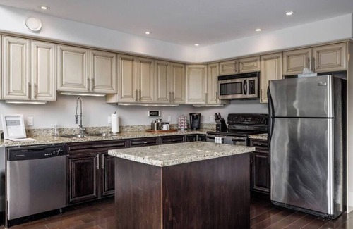 Okanagan-Similkameen Condo | DT modern loft on Front St-soaring windows and views-1 block to beach-MIN 90 day