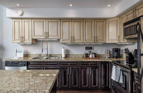 Okanagan-Similkameen Condo | DT modern loft on Front St-soaring windows and views-1 block to beach-MIN 90 day