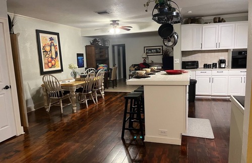 Orlando House | DT Orlando 3 Miles, Relax Water View Deck. Walk to many restaurants, fast foods