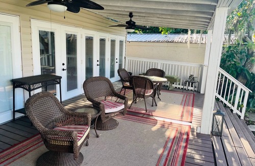 Orlando House | DT Orlando 3 Miles, Relax Water View Deck. Walk to many restaurants, fast foods