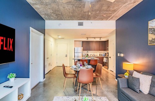 Evans Churchill Apartment | DT PHX Getaway with Balcony | Gym + Pool + Parking