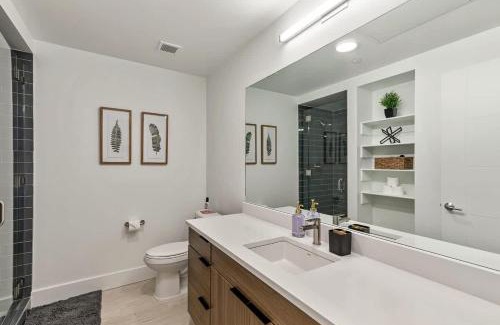 Rio Grande Apartment | DT SLC Rooftop Pool Hot Tub King Bed Parking
