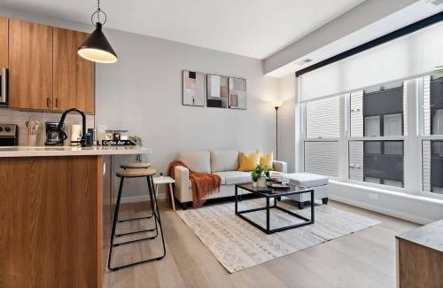 St. Anthony West Apartment | DT, UMN, Lux 2BD Gym, Rooftop, Free Street Parking