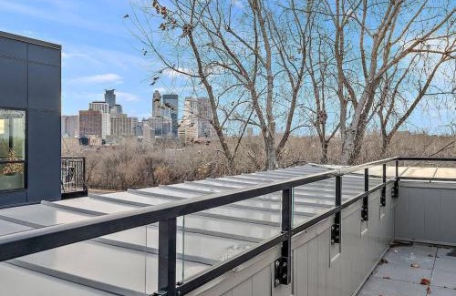 St. Anthony West Apartment | DT, UMN, Lux 2BD Gym, Rooftop, Free Street Parking