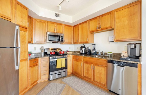 Downtown Condo | DTSS LuxePad 2B2B with Rooftop Pool DC View Lounge