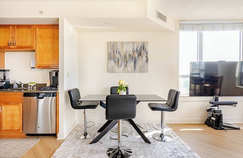 Downtown Condo | DTSS LuxePad 2B2B with Rooftop Pool DC View Lounge