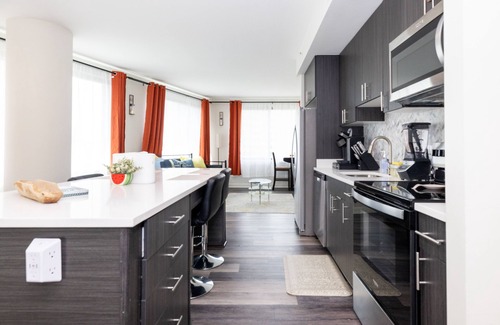 Downtown Apartment | DTSS LuxePad w/PS4 VR + Rooftop Pool + 360 DC Views Lounge + Gym + Streaming TV