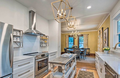 Spirit Lake House | Dtwn Stunning Spirit Lake Escape - Walk to Shore!