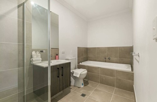 Browns Plains House | Dual-key 5BR Family home w/stunning interior