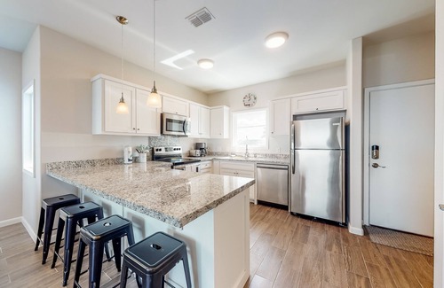 Port Isabel House | Dual-Suites on the Bay - High-Speed WiFi, Shared Pool, Central AC & Water Views