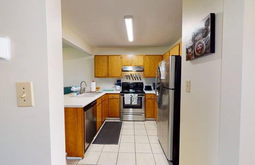 Georgetown House | Dude and Momo's <10 Mins to KY Horse Park!