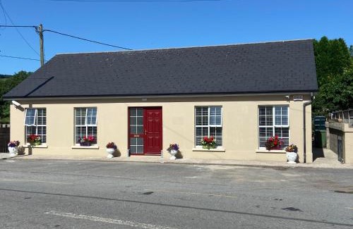 Hollyford House | Duiche an Rí - Delightful Village Home