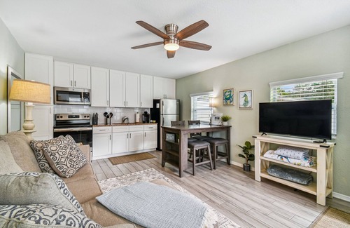 Dunedin Apartment | Dunedin Cottage on Pinellas Trail w/Heated Pool