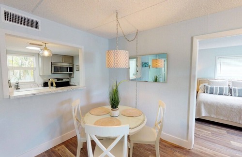 Dunedin Condo | Dunedin Honeymoon Island Getaway! Kayaks, Bikes & Sunsets! Waterfront Community