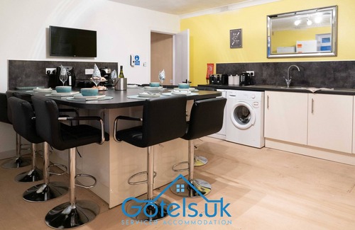 Huntly House | ❤️ Dunedin House, Huntly Gotels Serviced Accommodation Sleeps Upto 14 Guests ❤️