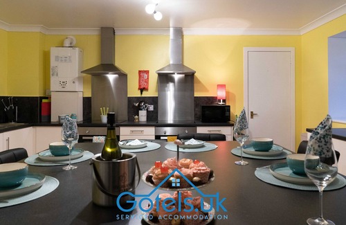 Huntly House | ❤️ Dunedin House, Huntly Gotels Serviced Accommodation Sleeps Upto 14 Guests ❤️