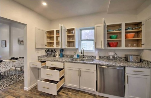 Chesterton House | Dunes Home 3 Bedroom I 2 BHR I 2 Living rooms Home | Valpo University | Dunes