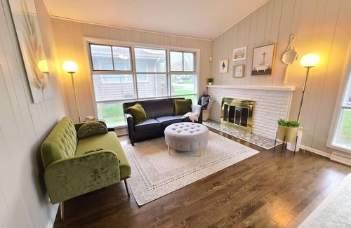 Miller Beach Cottage | Dunland Cottage W/hot tub, paddle boards, fire pit