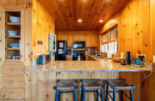 Buck Mountain Cabin | DunRovin-Open for Bookings! LOW RATES-6 BR, Private, Hot Tub, Wi-Fi, AC