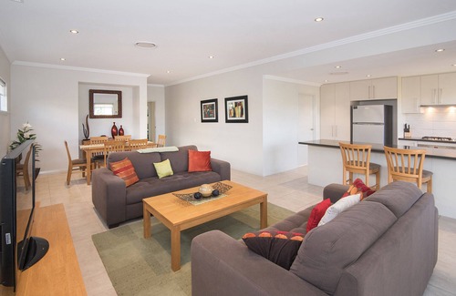 Dunsborough House | Dunsborough Lakes Escape