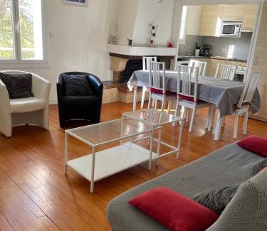 Saint-Feliu-d'Avall Apartment | Duplex 130m2 dans un mas entouré de vergers - piscine