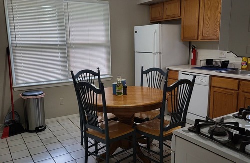 Bloomington House | Duplex 2 Beds 1 bath Unit WiFi ,Heat & AC in Bloomington Illinois