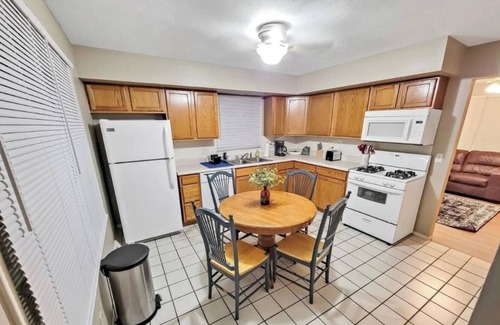 Bloomington House | Duplex 2 Beds 1 bath Unit WiFi ,Heat & AC in Bloomington Illinois