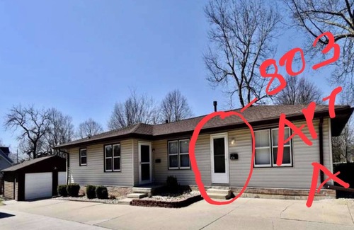 Bloomington House | Duplex 2 Beds 1 bath Unit WiFi ,Heat & AC in Bloomington Illinois