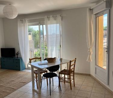 Eyguieres Apartment | Duplex clair & calme - Idéal famille - Alpilles
