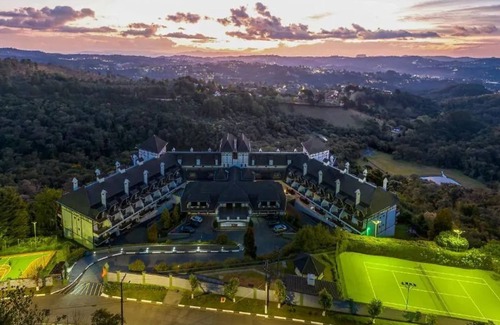 Alto do Capivari Apartment | Duplex em Castelo Piscina e Lareira