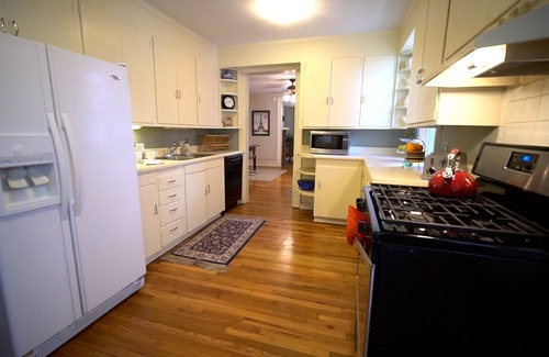 Kansas City Apartment | Duplex First Floor - Southmoreland, KCMO - Easy access to all KC has to offer