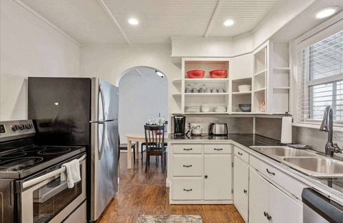 Franklin House | Duplex Near Airport and Parks, FrontRunner Station