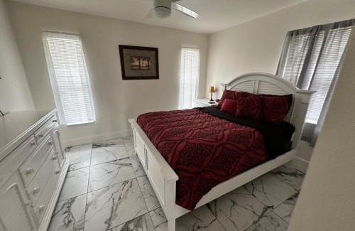 Oakland Hills House | Duplex on CANAL all updated new furniture