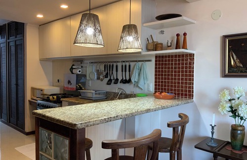 Pero Apartment | Duplex Pé na Areia e Vista pro Mar de Todos os Cômodos. Belíssima Praia do Peró