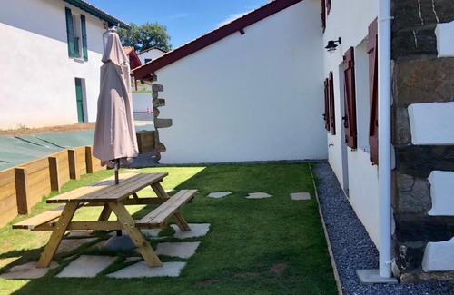 Saint-Pee-sur-Nivelle Apartment | Duplex rénové - Ferme basque du XVIIIe