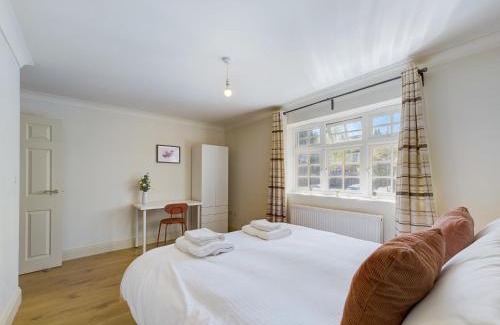 Redhill Apartment | Duplex Redhill town centre Apt by Livingo Stays