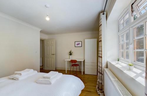 Redhill Apartment | Duplex Redhill town centre Apt by Livingo Stays