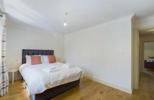 Redhill Apartment | Duplex Redhill town centre Apt by Livingo Stays