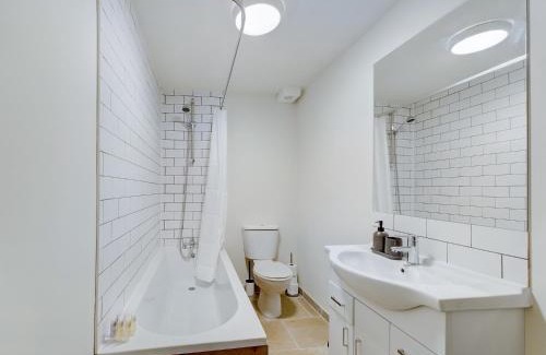 Redhill Apartment | Duplex Redhill town centre Apt by Livingo Stays