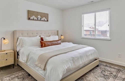 Springville House | Duplex Two Units, Large Backyard, King Bed!