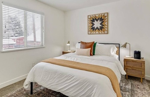 Springville House | Duplex Two Units, Large Backyard, King Bed!