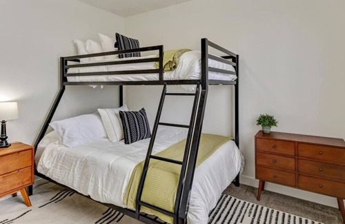 Springville House | Duplex Two Units, Large Backyard, King Bed!