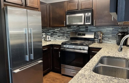 Parker Lane House | Duplex type 3 story Townhouse-3 mins to downtown!