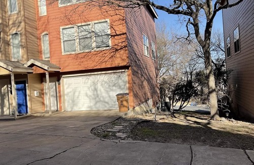 Parker Lane House | Duplex type 3 story Townhouse-3 mins to downtown!