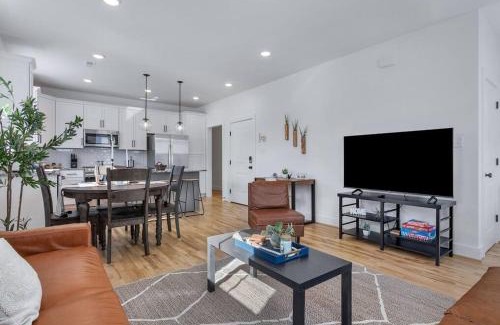 Mosby Apartment | Duplex with Balcony and Spacious Dog-Friendly Oasis!