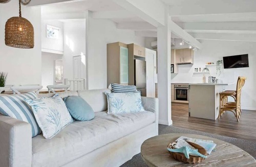 Burrill Lake House | Dusky Summary: Waterf