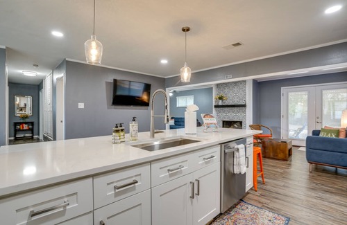 Arena District House | Dutch-Inspired San Antonio Home w/Fire Pit!