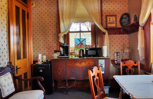 Pella Bed & Breakfast | Dutch Royal Orange Suite at Pella Mansion